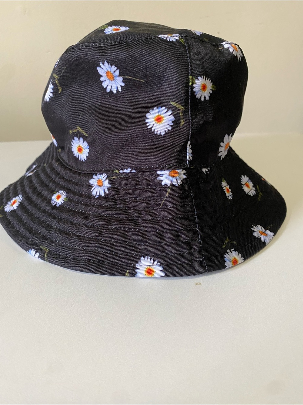 Alice + Olivia Black Daisy Print Bucket Hat